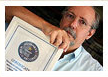 Picture of Gerardo Lima with the Guinness certificate